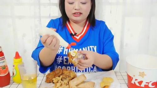 微胖美女吃瓜,微胖美女的夏日瓜香时光