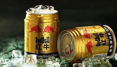 男孩拿红牛吃瓜,男孩畅享夏日瓜果时光