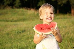 可怜的孩子吃瓜,可怜孩子的心酸食瓜记