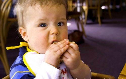 小孩打滚吃瓜图片搞笑,小萌娃打滚吃瓜，萌态十足笑翻众人